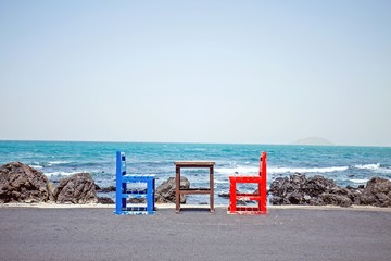 根据马克思主义关于个人与社会关系的原理说明人生的自我价值与社会价值？