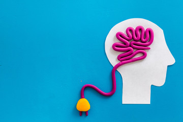 根据马克思主义关于个人与社会关系的原理说明人生的自我价值与社会价值？