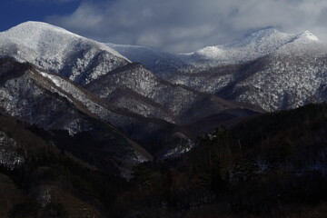 手泡完明矾之后手指指腹变黑了怎么回事啊