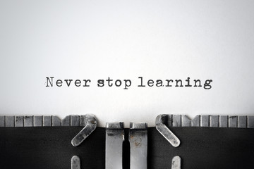 工作人员进入生产现场禁止穿什么