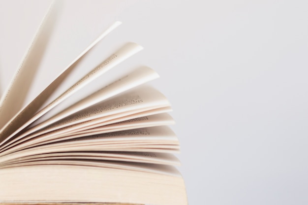 根据马克思主义关于个人与社会关系的原理说明人生的自我价值与社会价值？