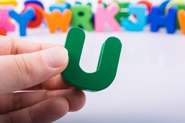 根据马克思主义关于个人与社会关系的原理说明人生的自我价值与社会价值？